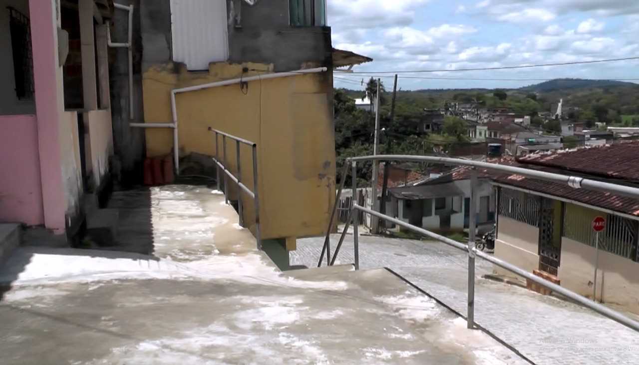 Camacã: Moradores da escadaria da Rua Duque de Caxias comemoram a instalação de Corrimãos